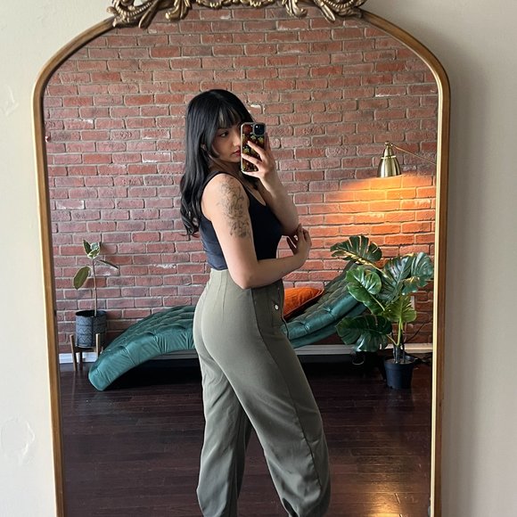 Dynamite Anja Belted Barrel Leg Pant - Picture 3 of 5